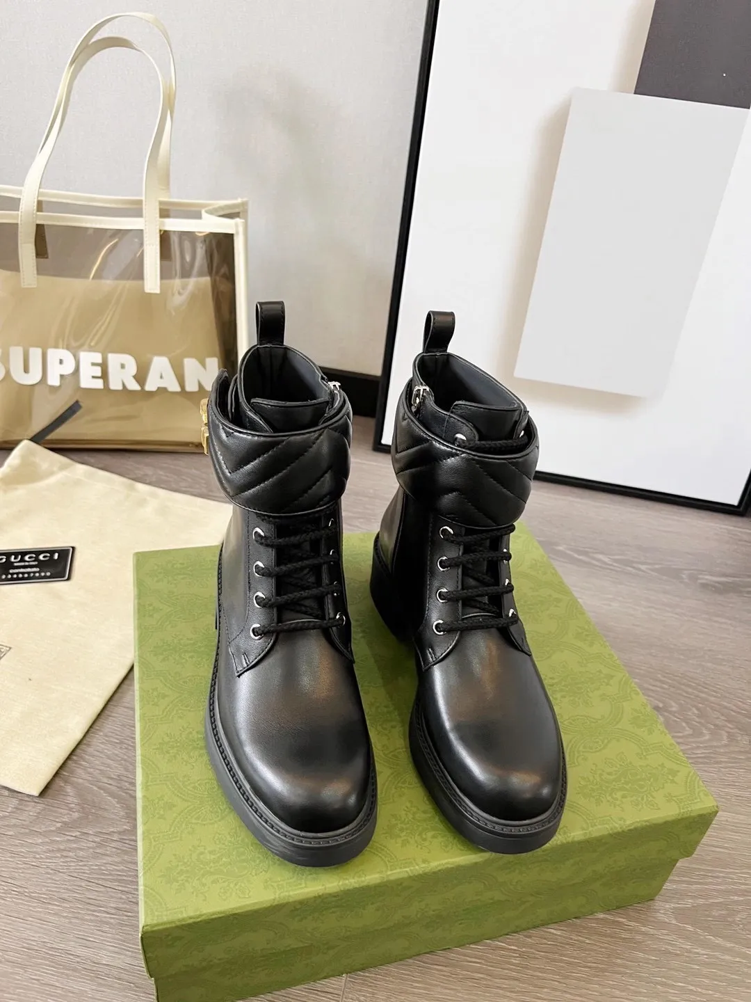 👟👟Ex-factory price 560👟👟 Autumn and winter GUCCI double G ankle boots original model opening✅ Full oil edges and metal chain details, a pull strap at the back for easy putting on and taking off, elastic design on both sides, full of high-end sense [strong] Fabric: cowhide🐂 Inner/foot pads: high-end cowhide🐂 Little Bee GUCCI TPU outsole Heel height 4cm Color: black Code number: 35-41 (41 needs to be customized) Packaging: Comes with card and cloth bag.